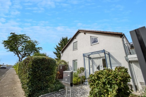 Modernes Wohnen mit Kamin, Pool und liebevoll angelegtem Garten